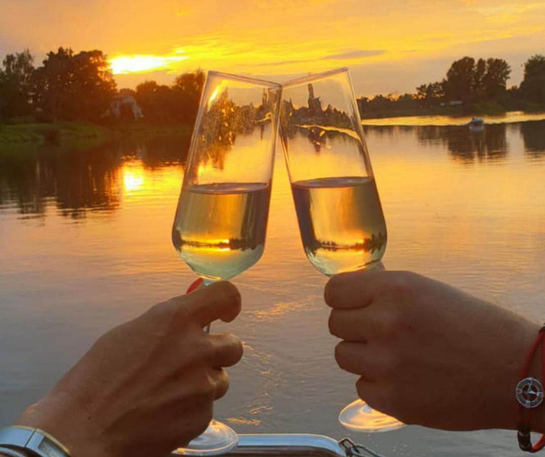 ヴロツワフHouseboat Water Boy Apartament Plywajacy Dom Na Wodzie Lodzアパートメント エクステリア 写真