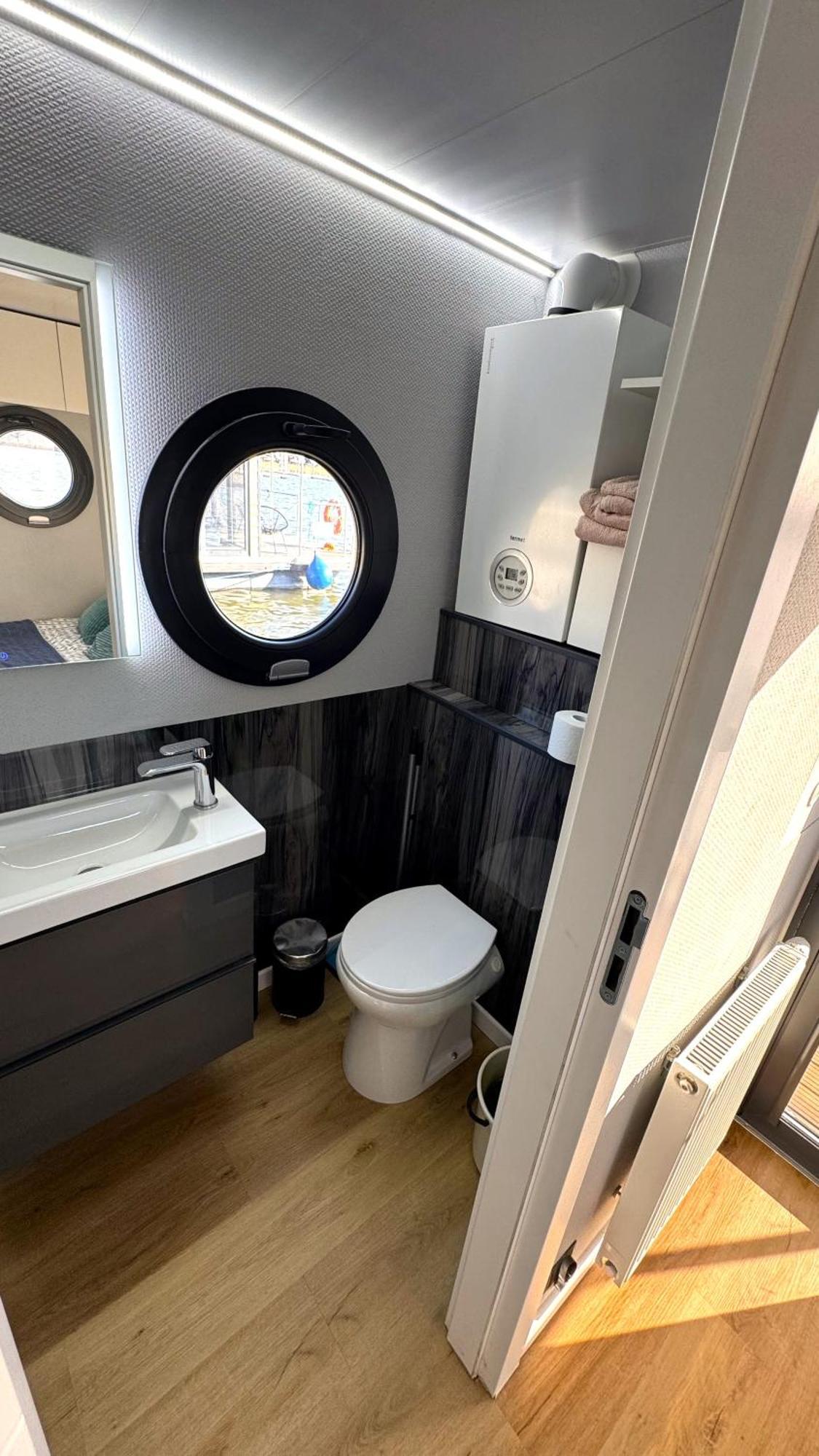 ヴロツワフHouseboat Water Boy Apartament Plywajacy Dom Na Wodzie Lodzアパートメント エクステリア 写真